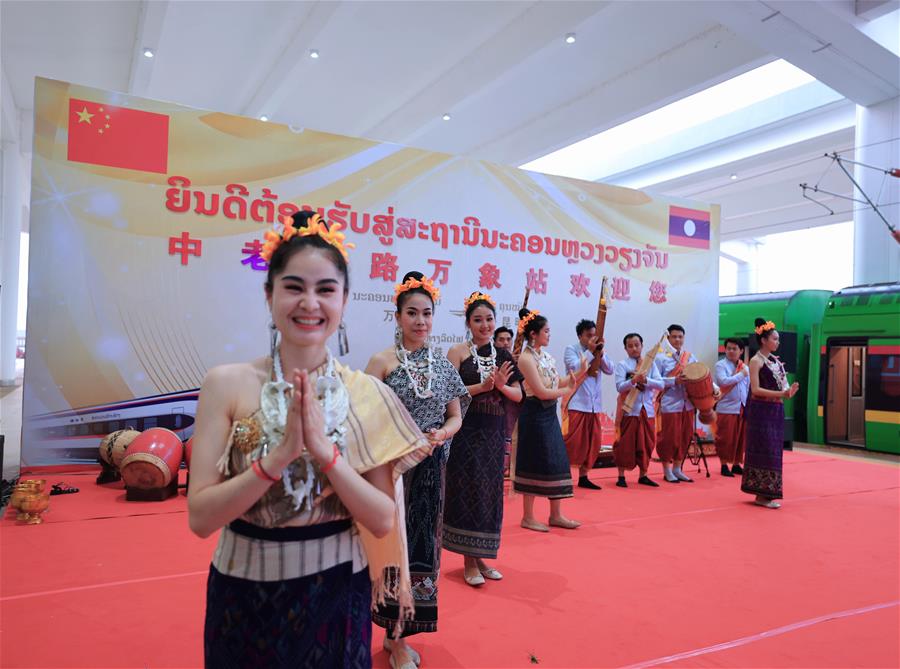 （新華全媒頭條&middot;圖文互動(dòng)）（10）一路飛架跨山河&mdash;&mdash;寫(xiě)在中老鐵路國際旅客列車(chē)開(kāi)行首日