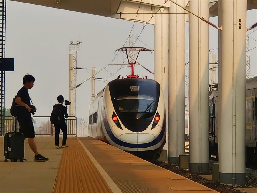 （新華全媒頭條&middot;圖文互動(dòng)）（7）一路飛架跨山河&mdash;&mdash;寫(xiě)在中老鐵路國際旅客列車(chē)開(kāi)行首日