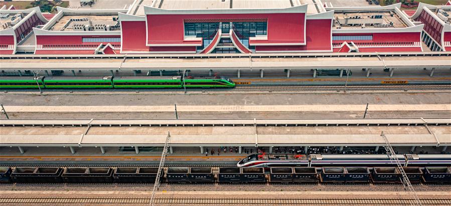 （新華全媒頭條&middot;圖文互動(dòng)）（1）一路飛架跨山河&mdash;&mdash;寫(xiě)在中老鐵路國際旅客列車(chē)開(kāi)行首日