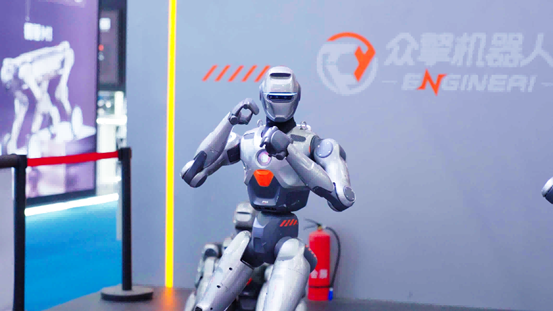 眾擎機器人亮相AIE博覽會(huì )，拳拳生風(fēng)，燃動(dòng)全場(chǎng)！