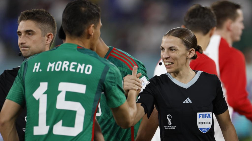 世界杯賽場(chǎng)上的女裁判，因為出色，所以上場(chǎng)！