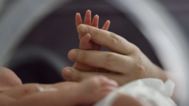 近20省份將&ldquo;三孩&rdquo;寫(xiě)入政府工作報告 激發(fā)生育意愿如何發(fā)力？