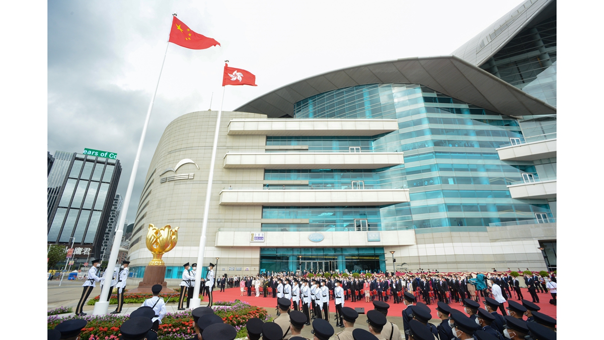 香港舉行慶?；貧w祖國25周年升旗儀式