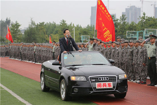 安徽高校院長(cháng)坐敞篷車(chē)閱兵