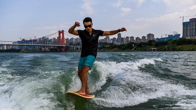 追波逐浪，江面滑水解鎖花式人生