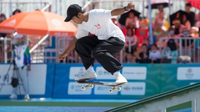 他拿冠軍獎金，蓋了一座頂配專(zhuān)業(yè)滑板場(chǎng)