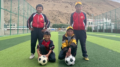 什么原因，讓這個(gè)孩子只穿一只球鞋踢球？