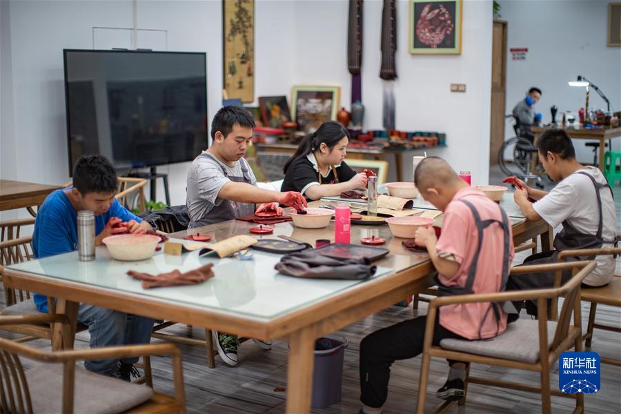 （社會(huì )）（4）打造大漆藝術(shù)空間  &ldquo;巧&rdquo;手&ldquo;制&rdquo;出就業(yè)路