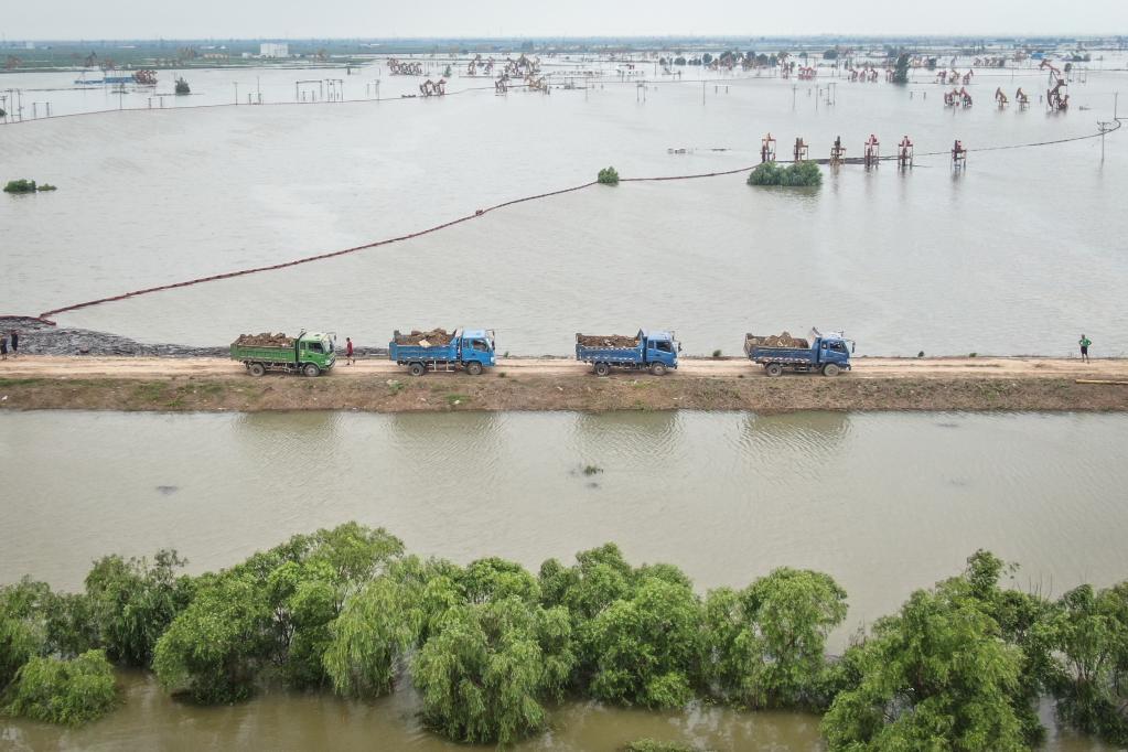 新華全媒+｜遼寧省盤(pán)錦市繞陽(yáng)河段發(fā)生潰口 搶險工作有序進(jìn)行