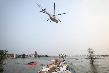 新華全媒+|遼寧省盤(pán)錦市繞陽(yáng)河段潰口進(jìn)行直升機吊裝投放六角沉箱作業(yè)