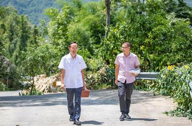 新華全媒+丨村里來(lái)了&ldquo;醫生書(shū)記&rdquo; 小山村也有&ldquo;大醫院&rdquo;
