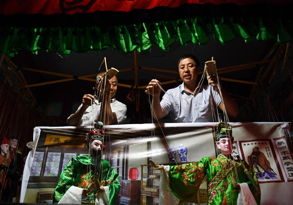 &ldquo;方寸戲臺&rdquo;扎根山鄉 農民木偶劇團送戲25載