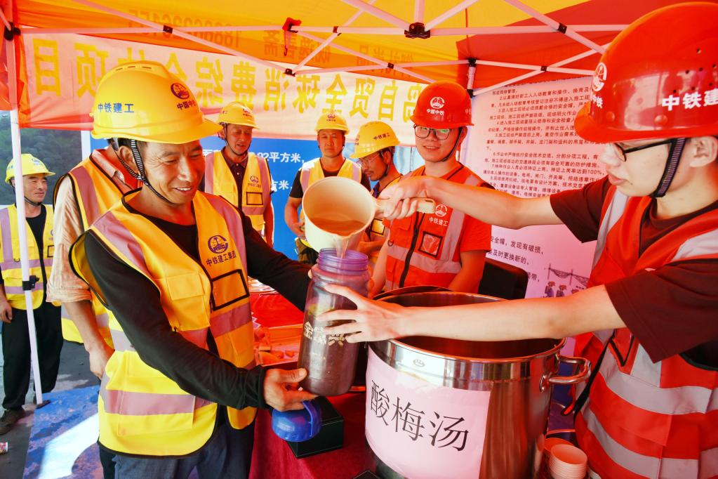 山東青島：&ldquo;清涼驛站&rdquo;關(guān)愛(ài)建設者
