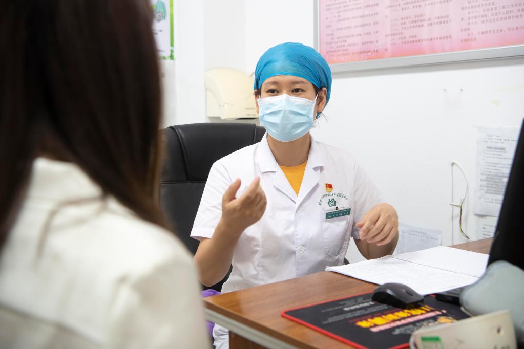 奮斗者&middot;正青春｜社區家庭醫生黃瑩：以&ldquo;仁心&rdquo;贏(yíng)&ldquo;人心&rdquo;