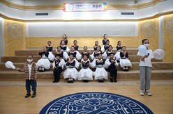 新華全媒+丨這一天，我們?yōu)閻?ài)而歌