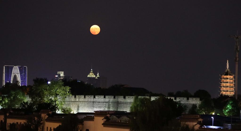 新華全媒+丨詩(shī)意中國&mdash;&mdash;平分秋色一輪滿(mǎn)，長(cháng)伴云衢千里明