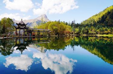 新華全媒＋丨詩(shī)意中國&mdash;&mdash;落霞與孤鶩齊飛，秋水共長(cháng)天一色