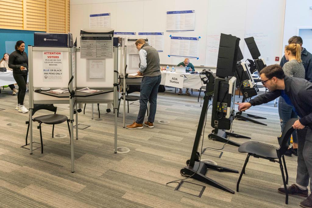 美國在亂象和撕裂中迎來(lái)中期選舉