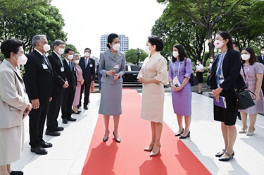 彭麗媛參觀(guān)甘拉雅尼音樂(lè )學(xué)院