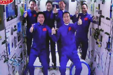 新華全媒+丨神舟十五號、神舟十四號乘組&ldquo;太空會(huì )師&rdquo;