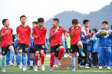 新華全媒+丨登場(chǎng)卡塔爾世界杯&ldquo;最后兩戰&rdquo;的丹寨少年