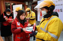 北京：送給外賣(mài)、快遞小哥的&ldquo;防疫關(guān)愛(ài)包&rdquo;