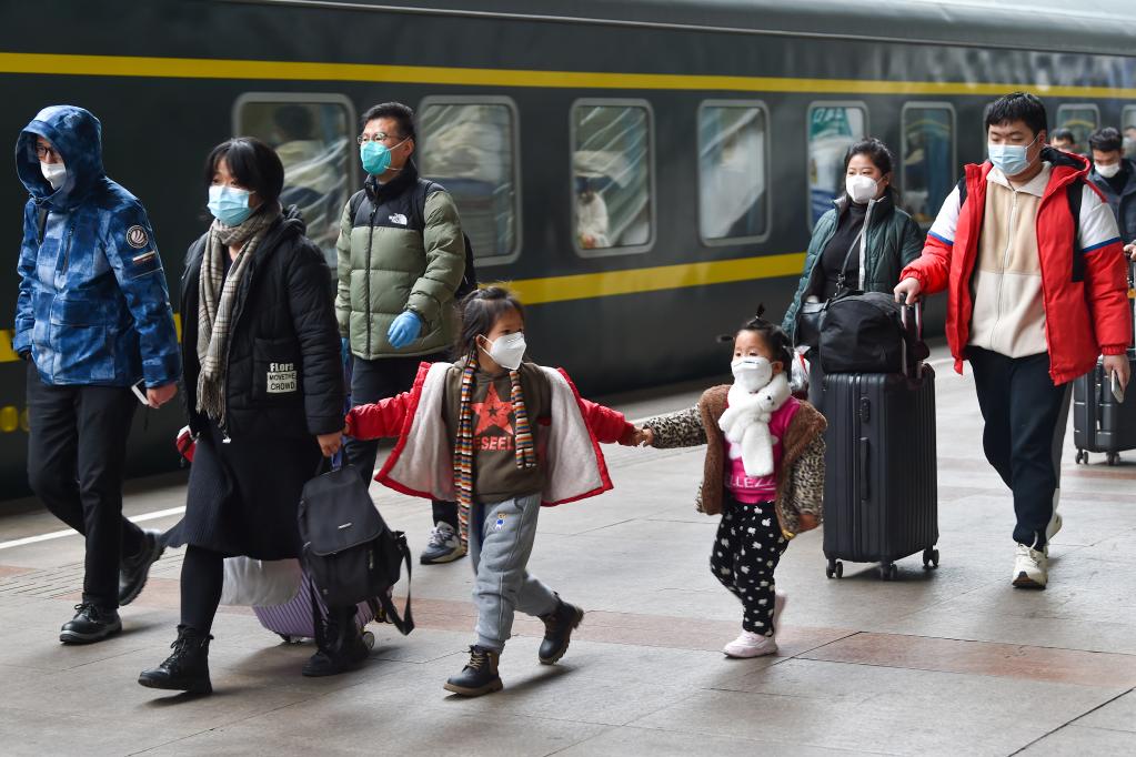 鐵路迎來(lái)元旦小長(cháng)假返程客流高峰