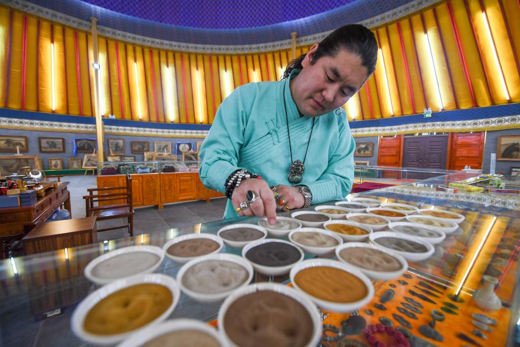 渾善達克沙地中的沙畫(huà)人