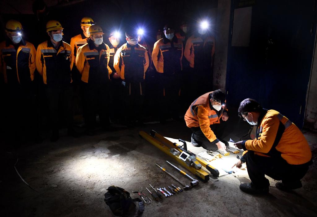 新華全媒+丨寒夜里，他們在地下30米隧道守護回家路