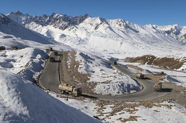 川藏線(xiàn)上鐵騎馳騁&mdash;&mdash;西藏軍區川藏兵站部某運輸旅進(jìn)藏運輸任務(wù)見(jiàn)聞