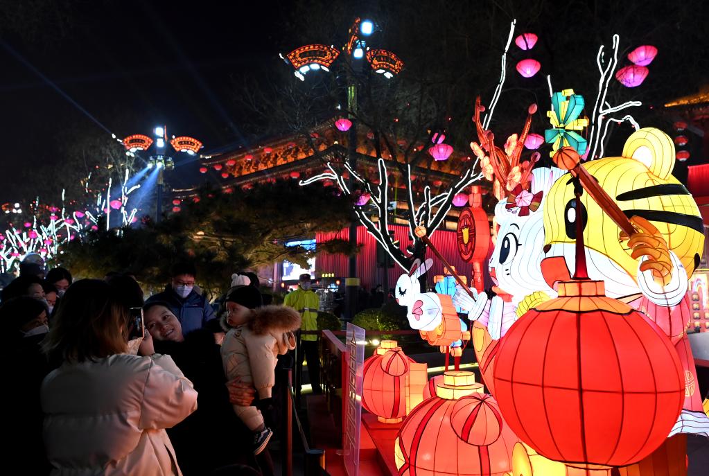 人潮涌動(dòng)長(cháng)安夜