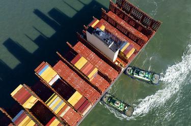 新華全媒+｜山東港口青島港：大干迎新春 力奪&ldquo;開(kāi)門(mén)紅&rdquo;