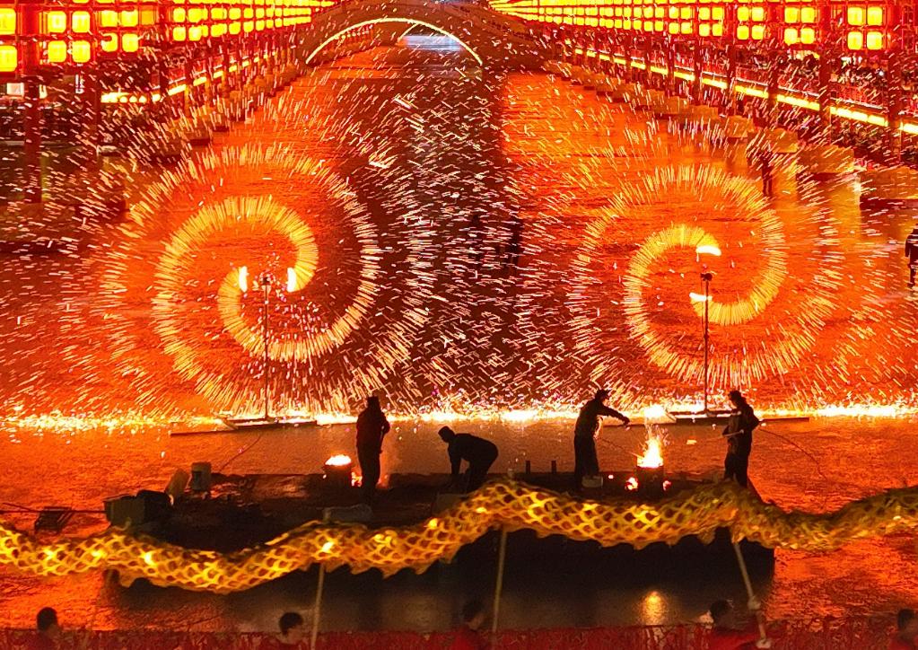 河北唐山：火樹(shù)銀花鬧元宵