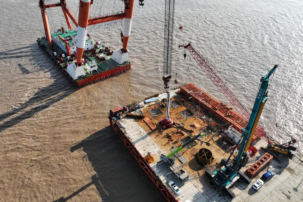 甬舟鐵路西堠門(mén)大橋首根鋼護筒成功打設