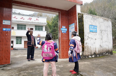 新華全媒+丨深山&ldquo;三人制&rdquo;瑤族課堂的開(kāi)學(xué)日記