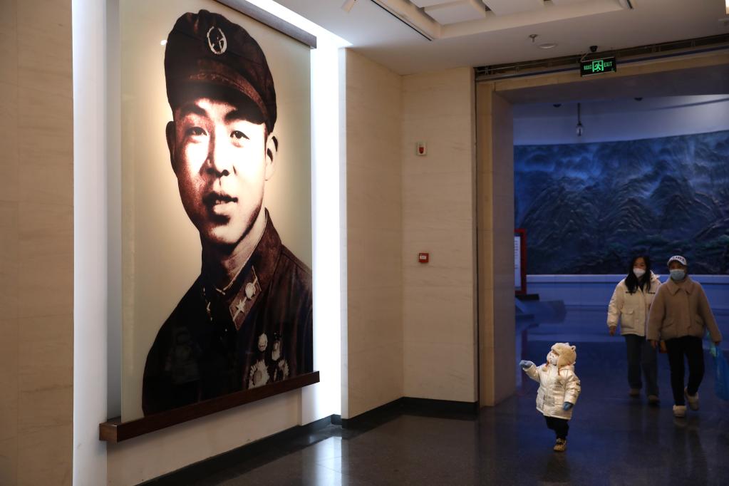 新華全媒+丨你好，雷鋒叔叔！