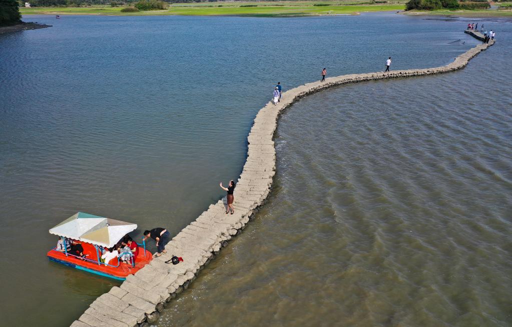 ?？诎倌?ldquo;蛇橋&rdquo;浮春水