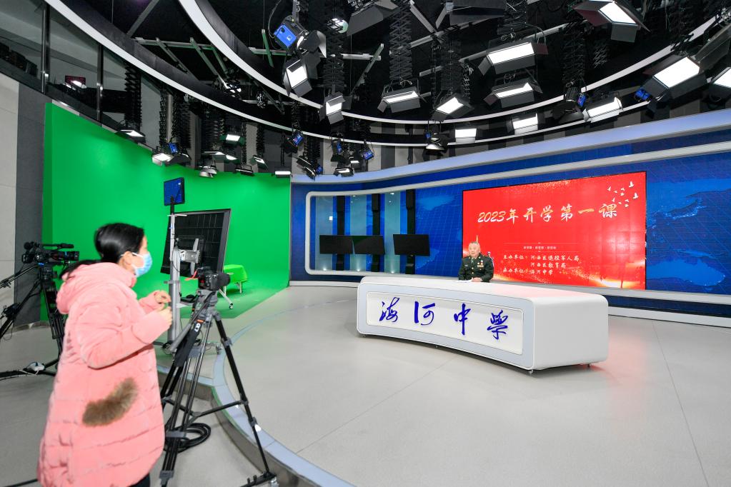 新華全媒+丨&ldquo;最美退役軍人&rdquo;為中學(xué)生講述開(kāi)學(xué)第一課