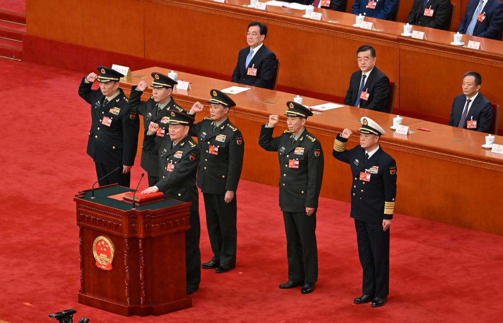 中央軍事委員會(huì )副主席、委員進(jìn)行憲法宣誓