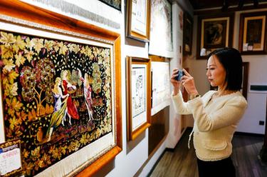 四川閬中：生產(chǎn)性保護復興傳統絲毯手織技藝