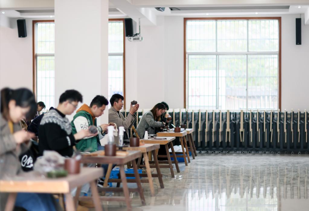 新華全媒+丨江蘇宜興：紫砂產(chǎn)業(yè)助力鄉村振興