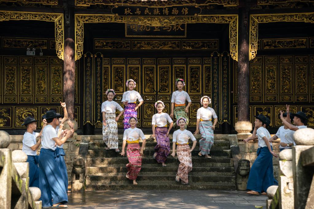 耿馬歌舞團：傳播民族文化 舞動(dòng)精彩人生