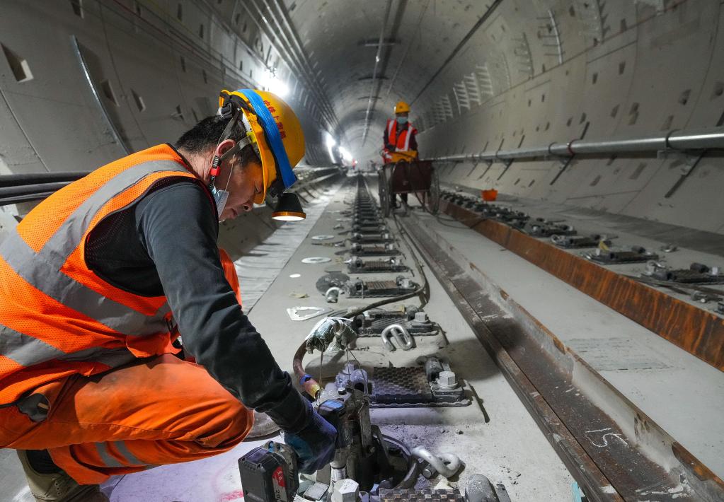 廣州首條環(huán)線(xiàn)地鐵開(kāi)始全線(xiàn)長(cháng)軌焊接