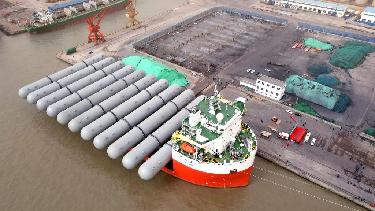 山東榮成：&ldquo;巨無(wú)霸&rdquo;石油液化氣儲罐啟運非洲