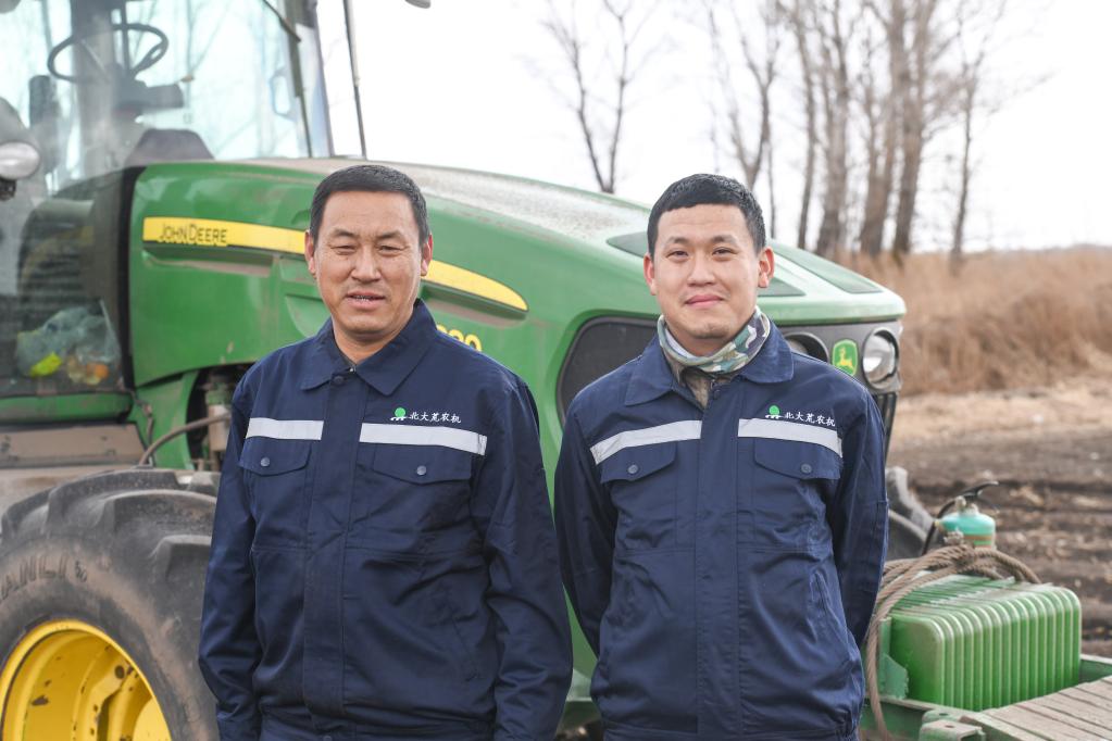 新華全媒+丨農機手老許的第四十個(gè)春耕季