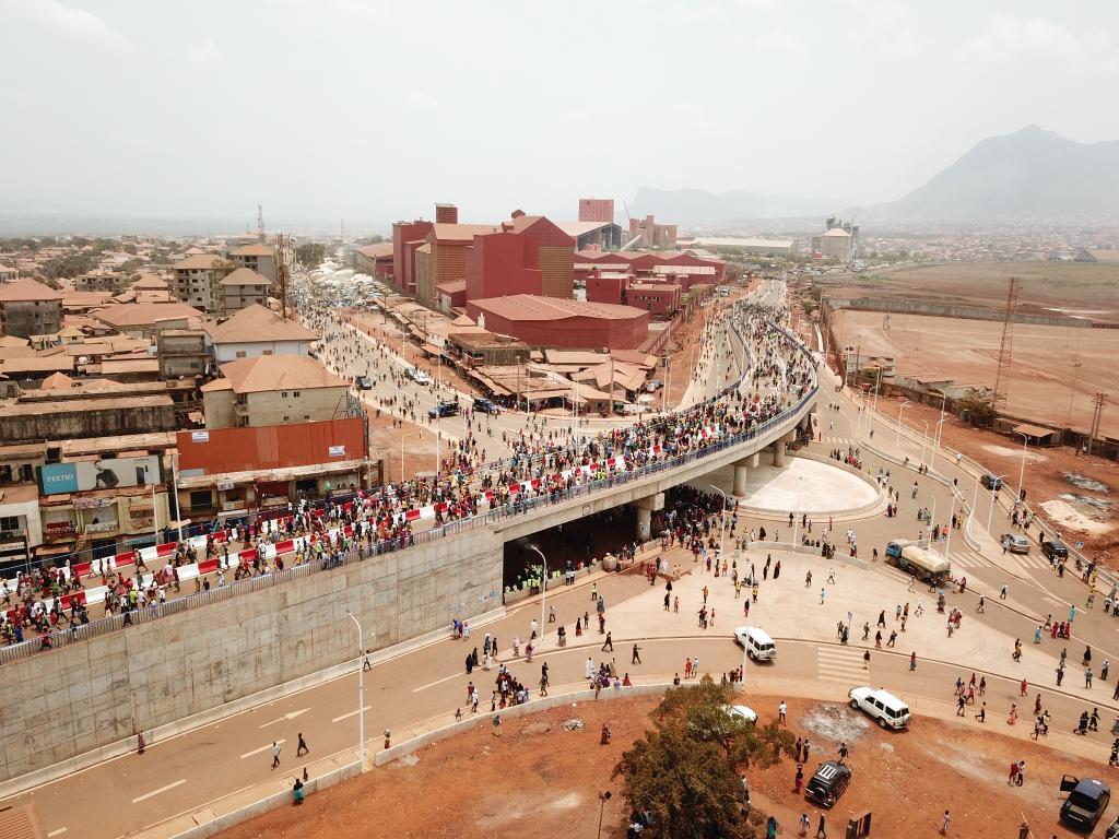 中企承建的幾內亞卡格貝倫立交橋竣工通車(chē)