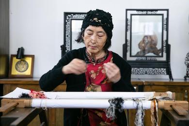 新華全媒+丨&ldquo;飛針走線(xiàn)&rdquo;傳承千年技藝