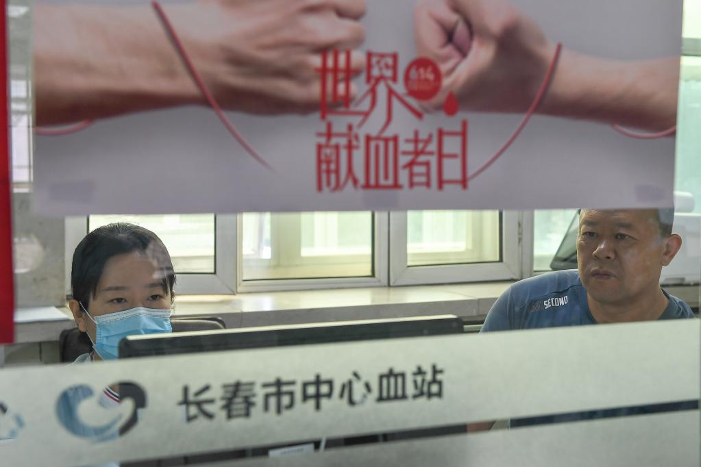 新華全媒+丨致敬&ldquo;熊貓俠&rdquo; 謝謝你們的&ldquo;挽袖相助&rdquo;