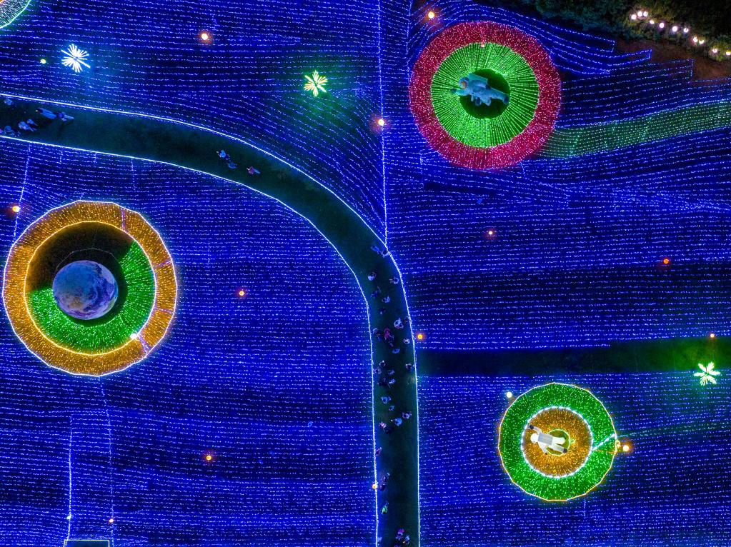 安徽肥東：炫彩燈展點(diǎn)亮酷暑鄉村游新熱點(diǎn)