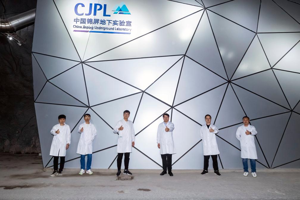 新華全媒+&middot;新時(shí)代中國調研行&middot;長(cháng)江篇丨2400米極深地下！他們追尋宇宙&ldquo;魅影&rdquo;